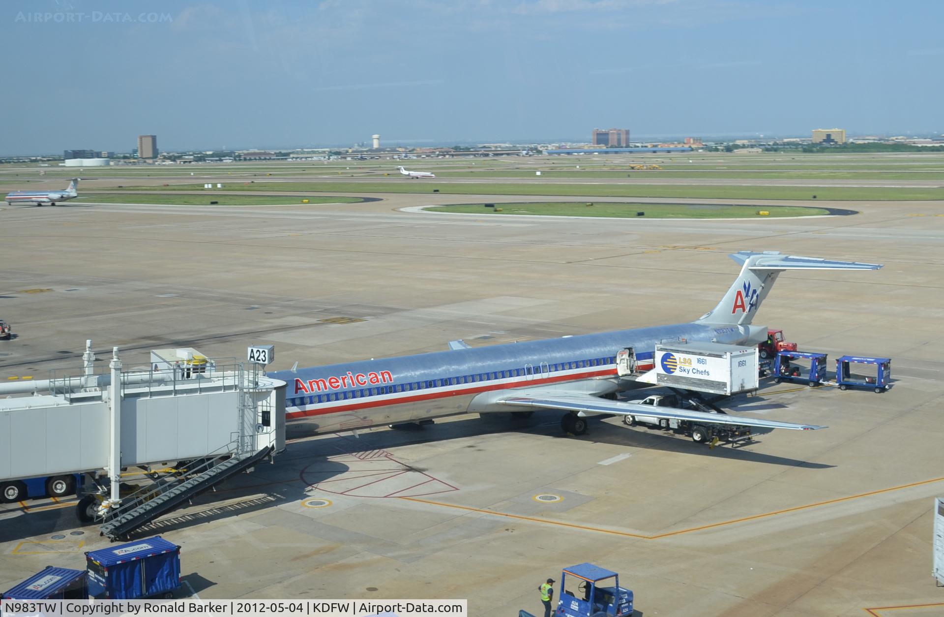 N983TW, 1999 McDonnell Douglas MD-83 (DC-9-83) C/N 53633, Dallas