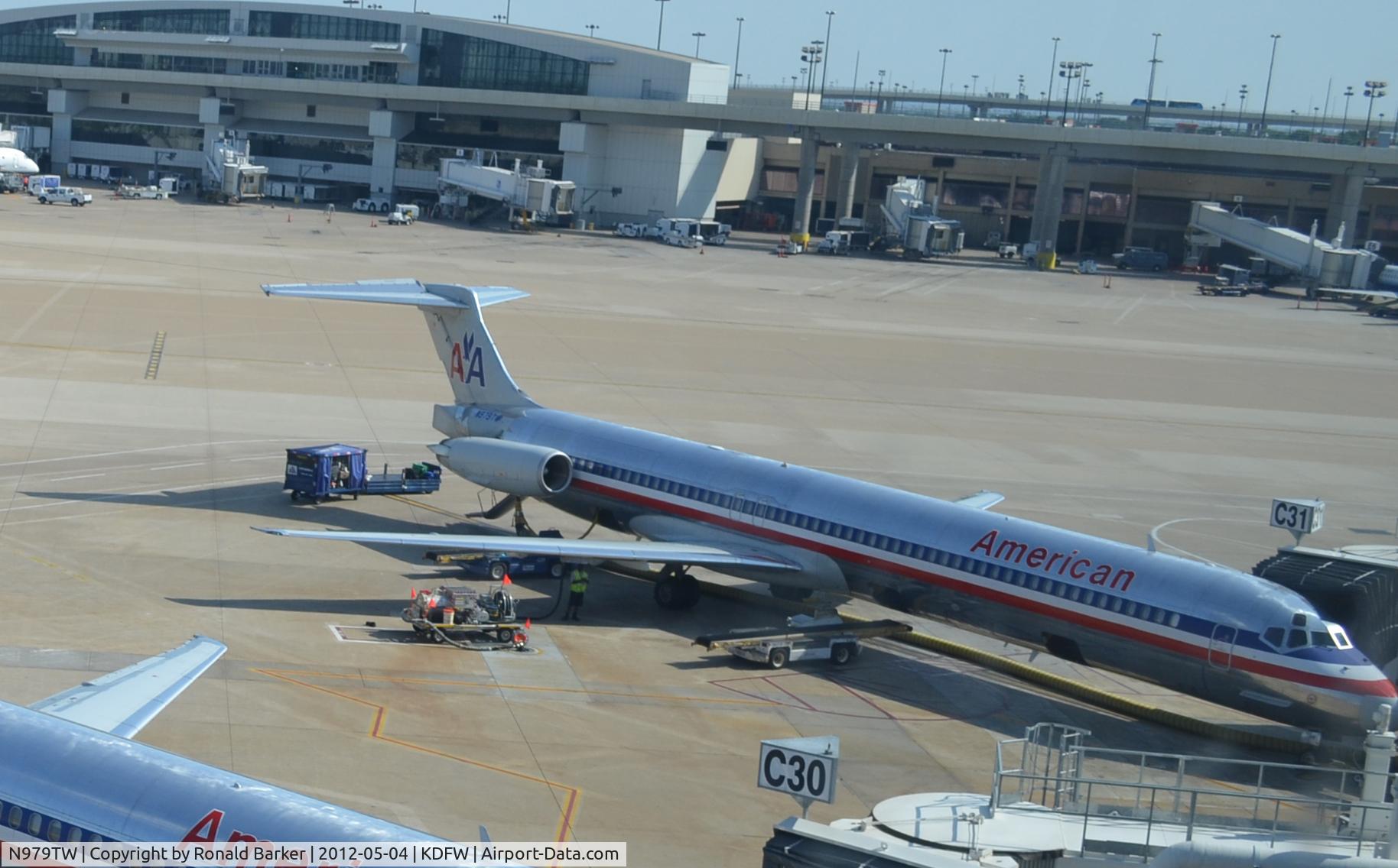 N979TW, 1999 McDonnell Douglas MD-83 (DC-9-83) C/N 53629, Dallas