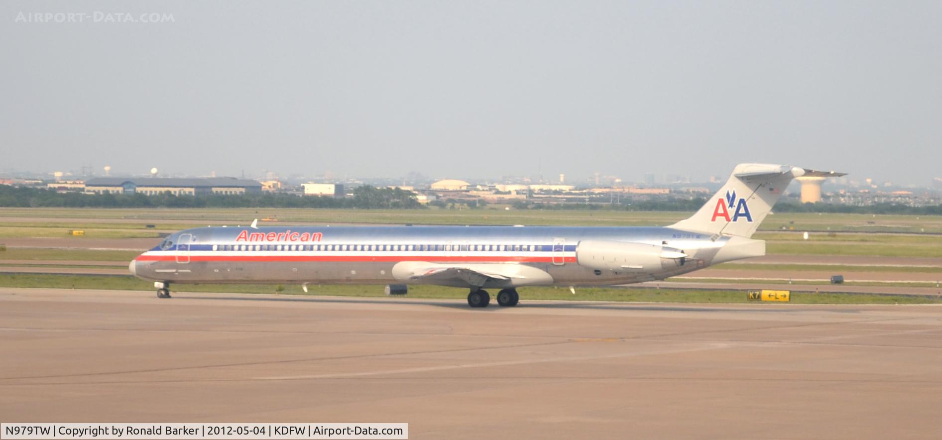 N979TW, 1999 McDonnell Douglas MD-83 (DC-9-83) C/N 53629, Dallas