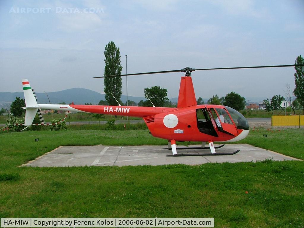 HA-MIW, 1998 Robinson R44 Astro C/N 0543, Budakalász