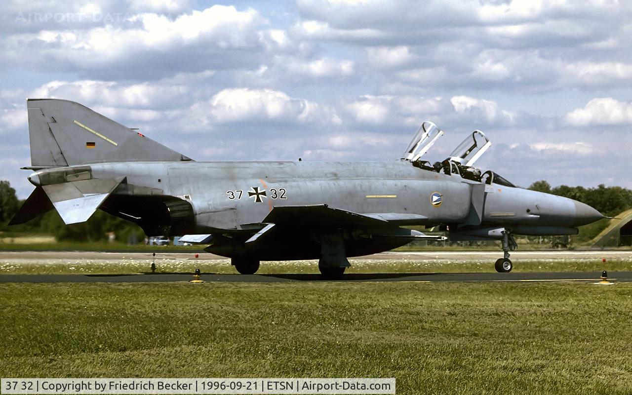 37 32, 1972 McDonnell Douglas F-4F Phantom II C/N 4427, taxying to the flightline at Fliegerhorst Neuburg
