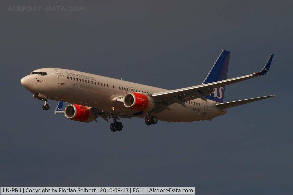 LN-RRJ, 2009 Boeing 737-883 C/N 34547, Short final rwy 27R
