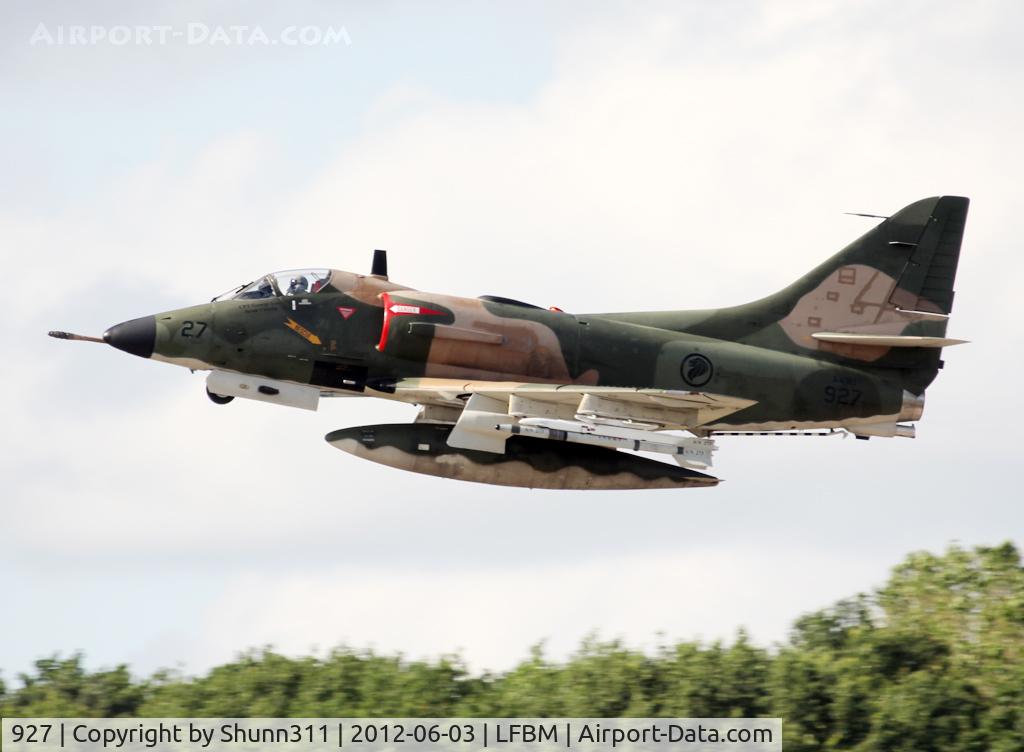 927, Douglas A-4SU Skyhawk C/N 12543, On take off after his display during LFBM Open Day 2012