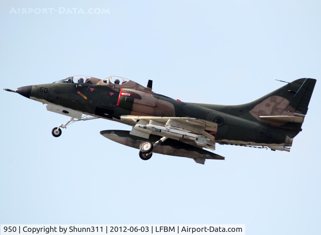 950, Douglas TA-4SU Skyhawk C/N 12279, On take off after his display during LFBM Open Day 2012