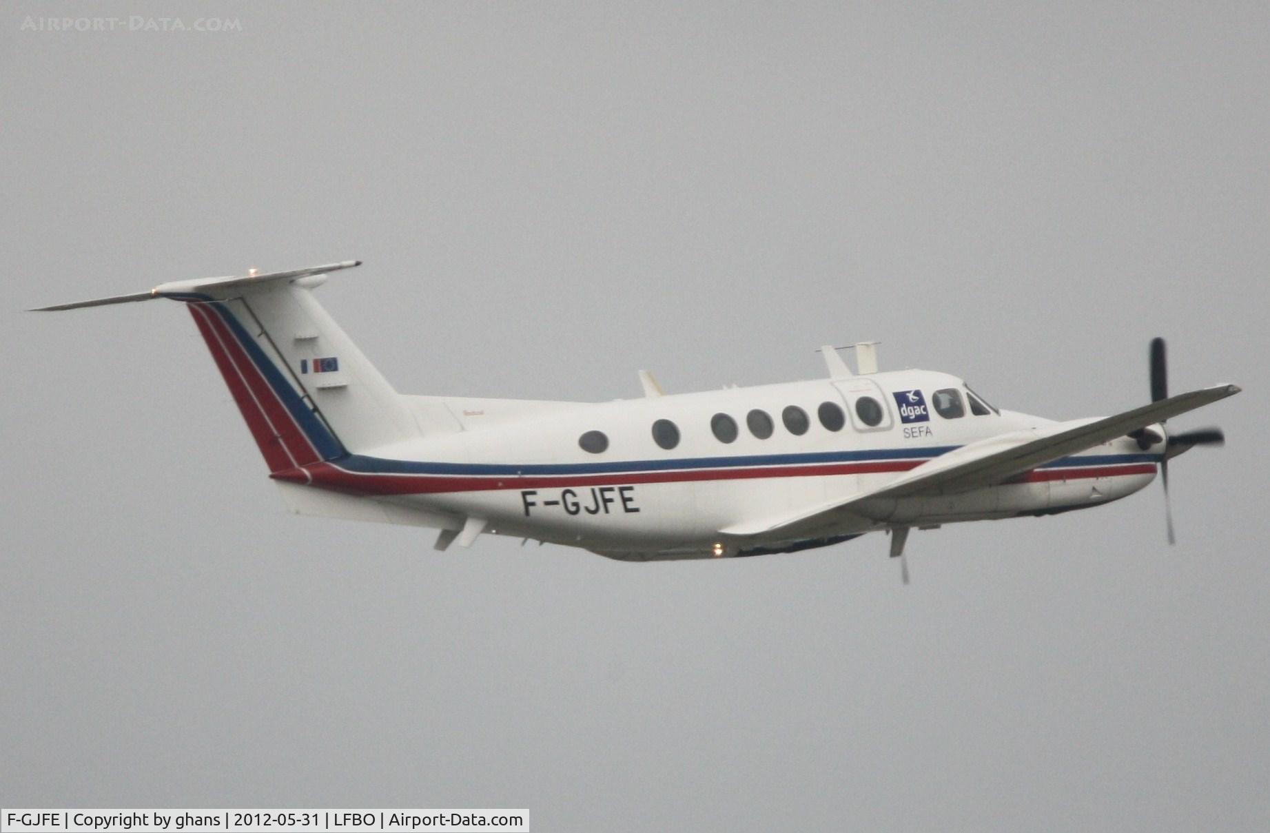 F-GJFE, 1991 Beech B200 Super King Air King Air C/N BB-1399, Departing