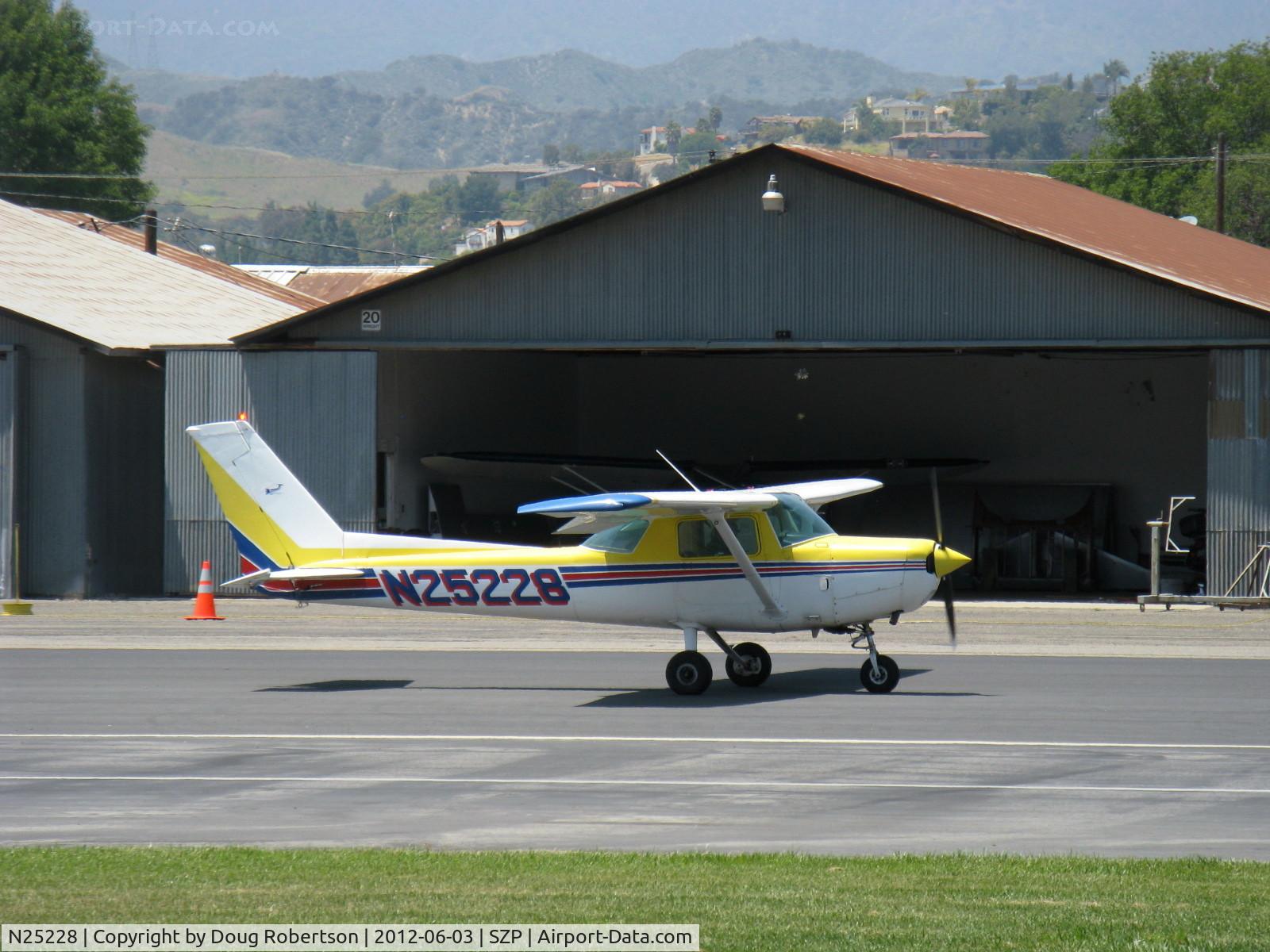 N25228, 1977 Cessna 152 C/N 15280543, 1977 Cessna 152, Lycoming O-235 108 Hp, taxi
