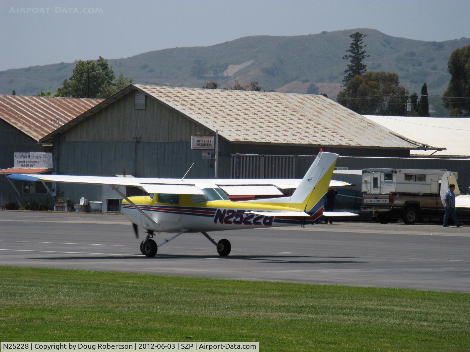 N25228, 1977 Cessna 152 C/N 15280543, 1977 Cessna 152, Lycoming O-235 108 Hp, landing roll Rwy 22