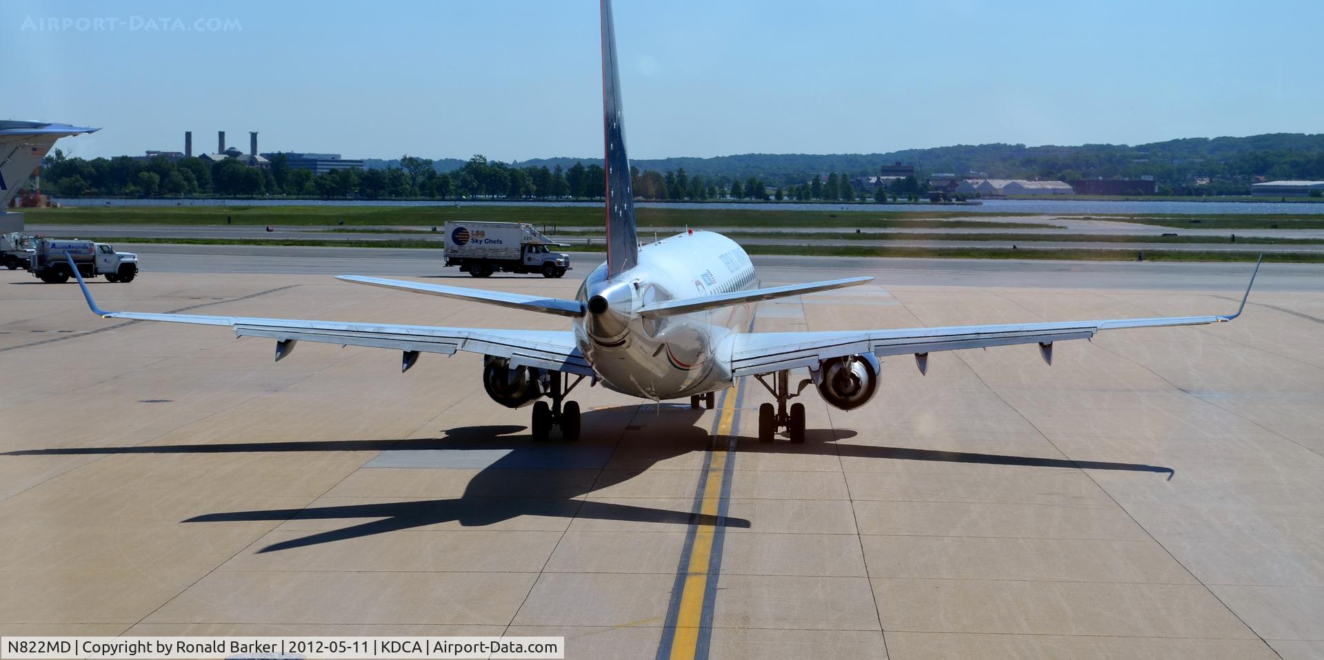 N822MD, 2004 Embraer 170SU (ERJ-170-100SU) C/N 17000043, Taxi DCA