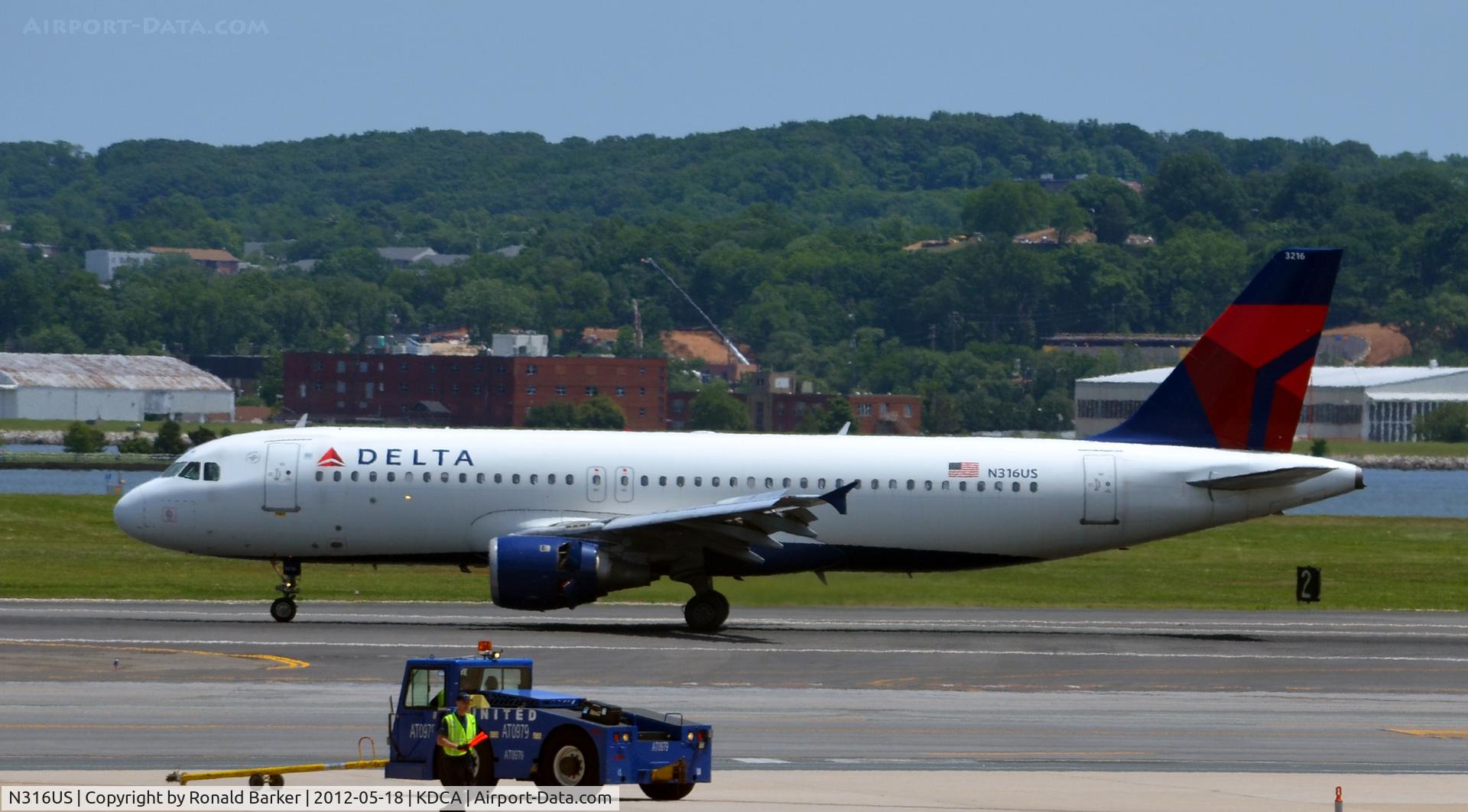 N316US, 1991 Airbus A320-211 C/N 192, Landing DCA