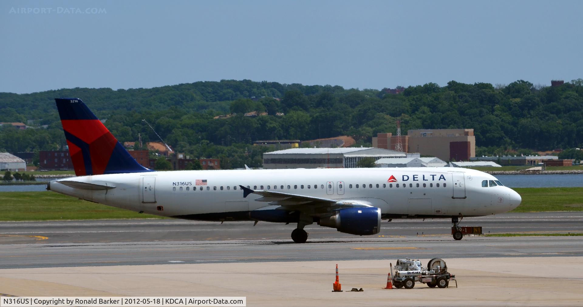 N316US, 1991 Airbus A320-211 C/N 192, Taxi DCA
