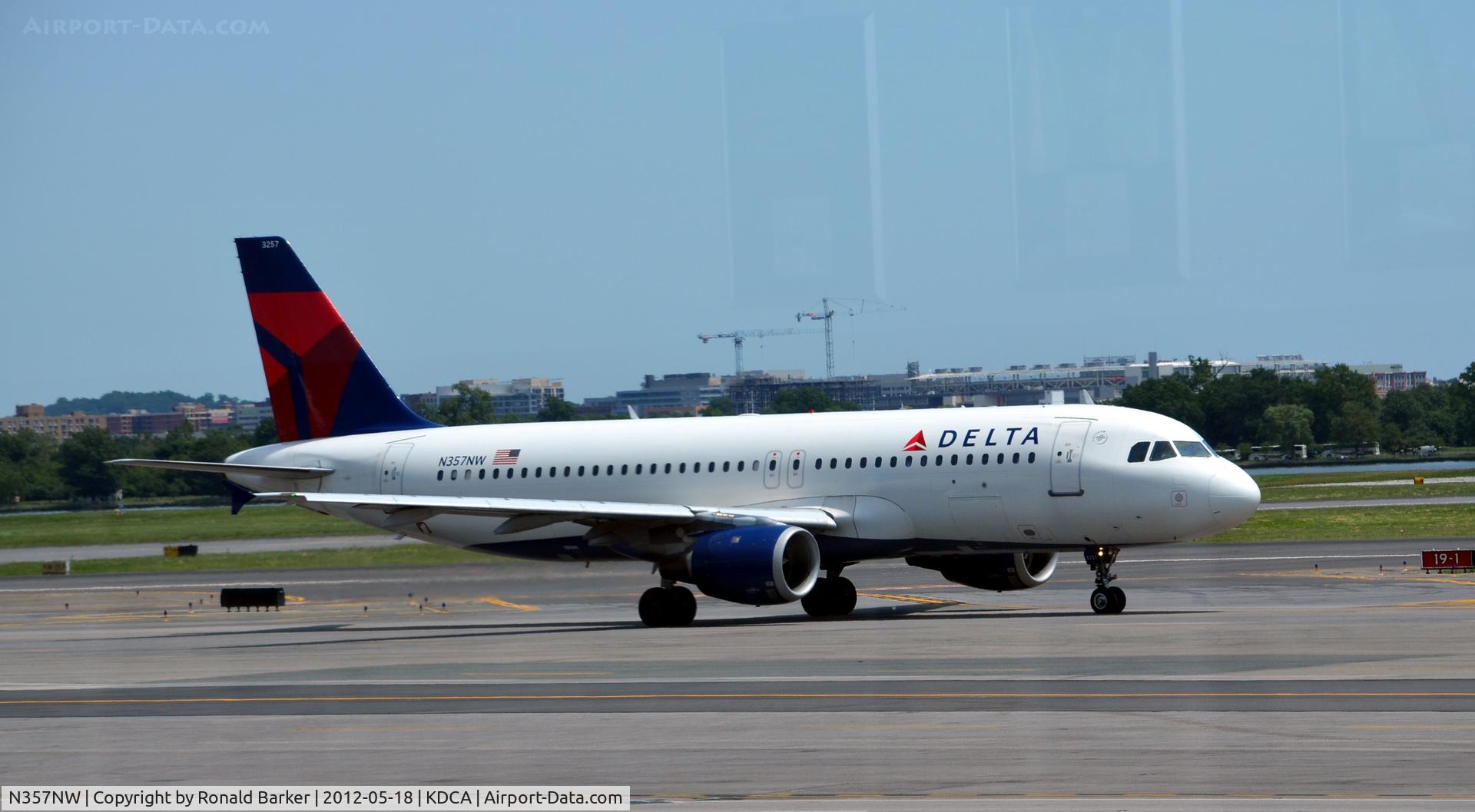 N357NW, 1998 Airbus A320-212 C/N 830, Taxi DCA