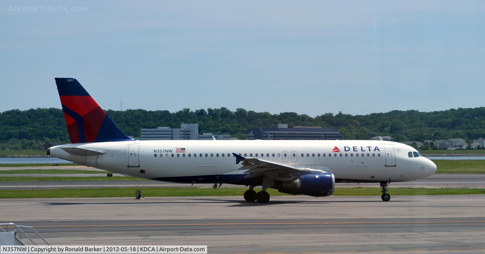 N357NW, 1998 Airbus A320-212 C/N 830, Taxi DCA
