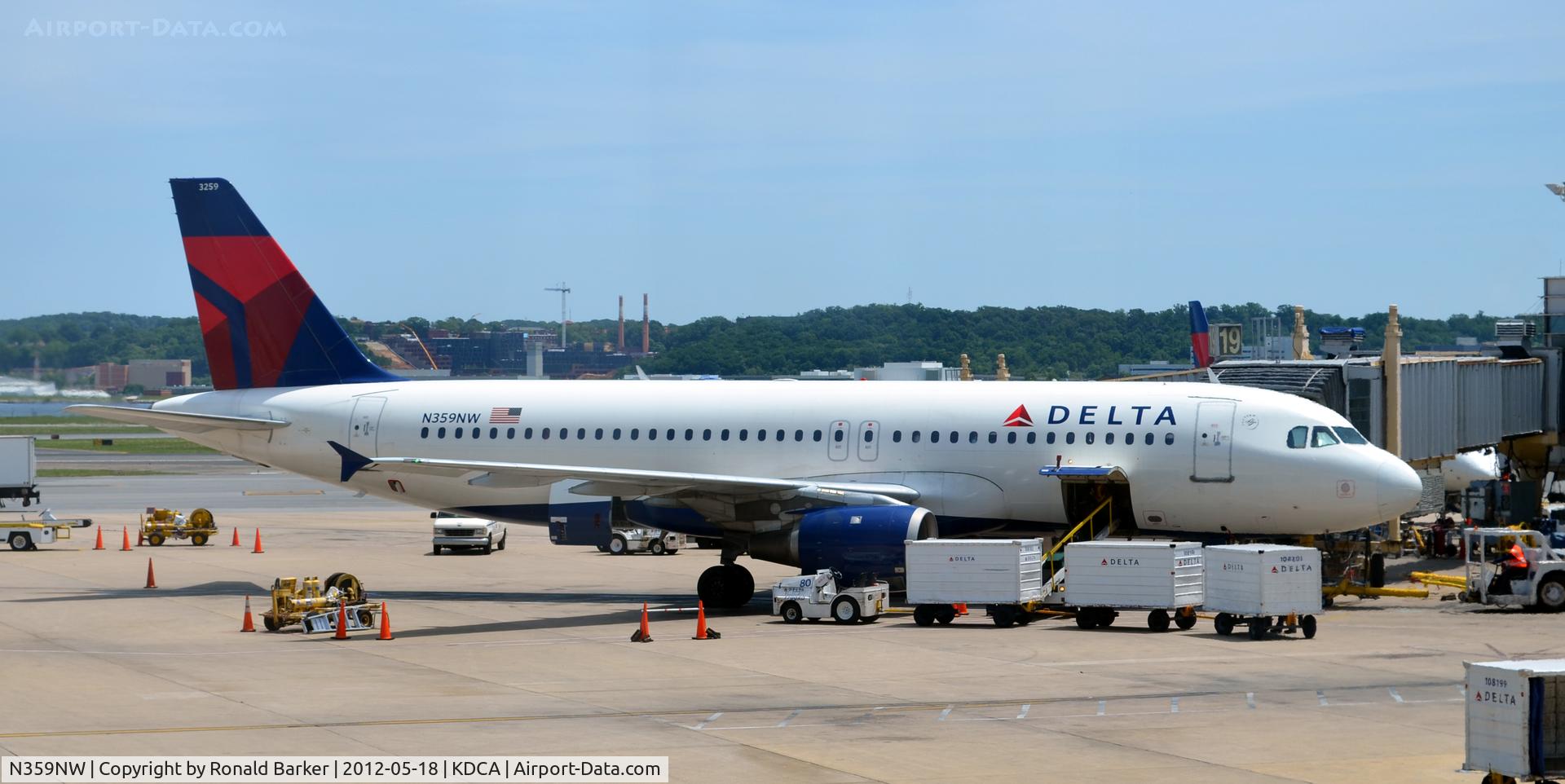 N359NW, 1998 Airbus A320-212 C/N 846, DCA, VA
