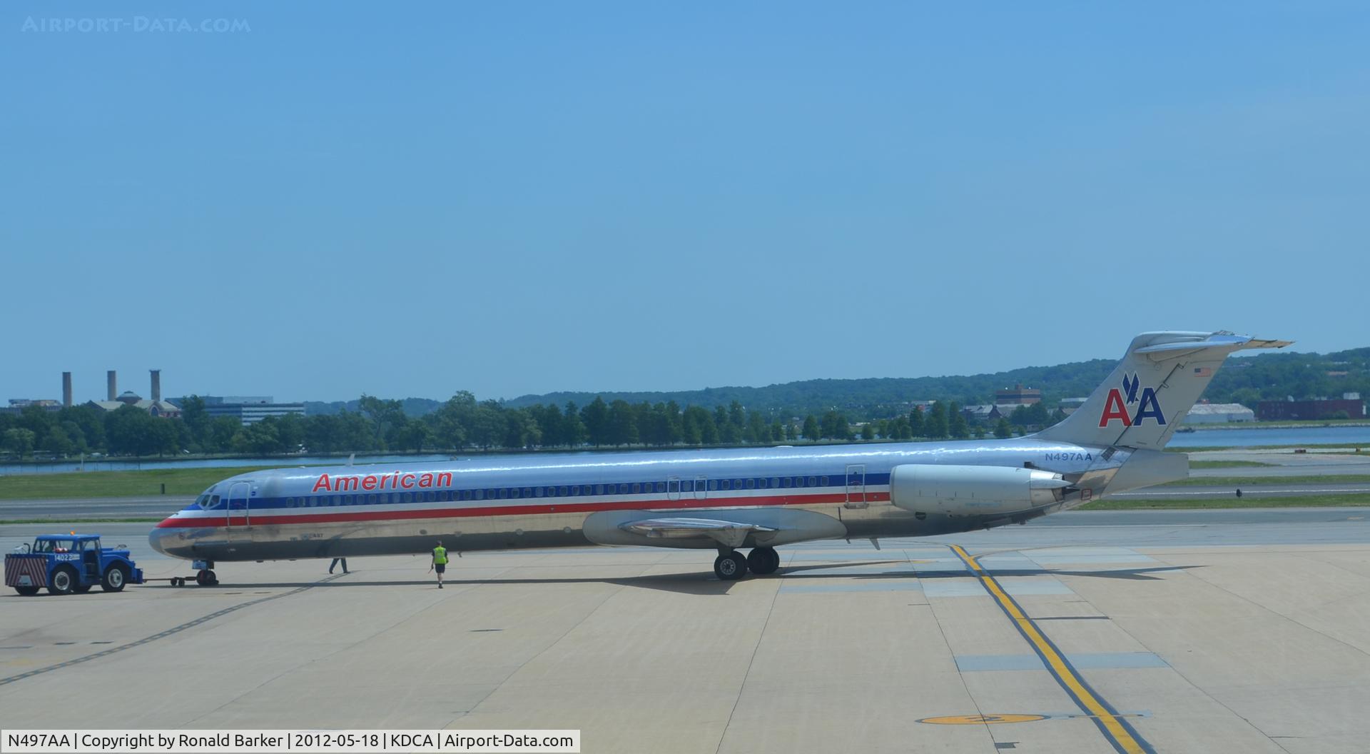 N497AA, 1989 McDonnell Douglas MD-82 (DC-9-82) C/N 49735, Pushback DCA, VA