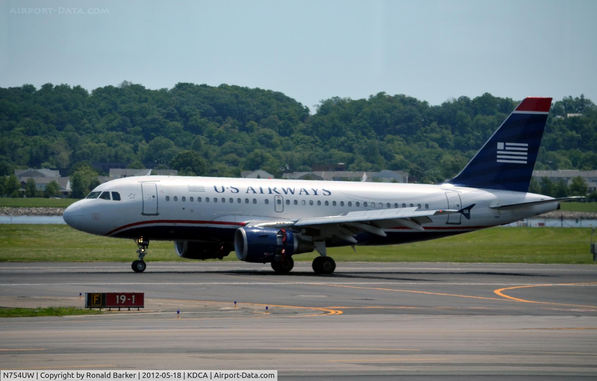 N754UW, 2000 Airbus A319-112 C/N 1328, Touch down