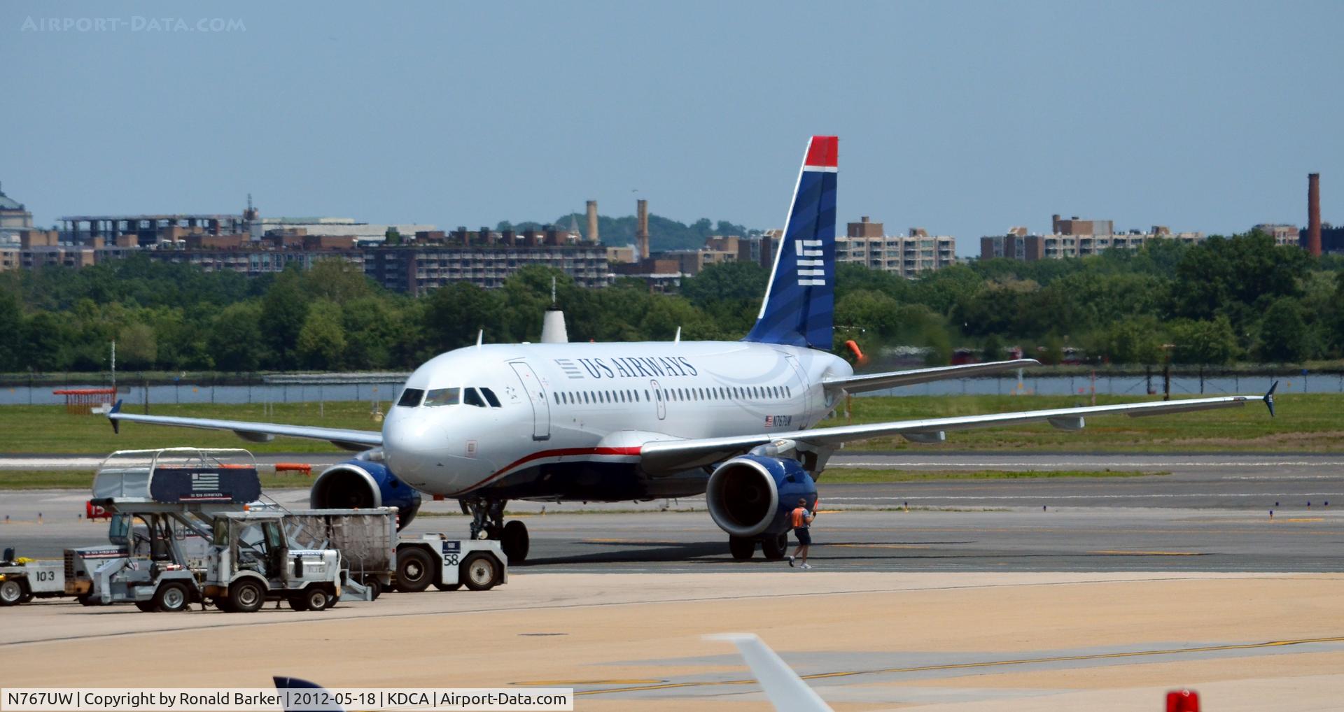 N767UW, 2000 Airbus A319-112 C/N 1382, Pushback DCA, VA