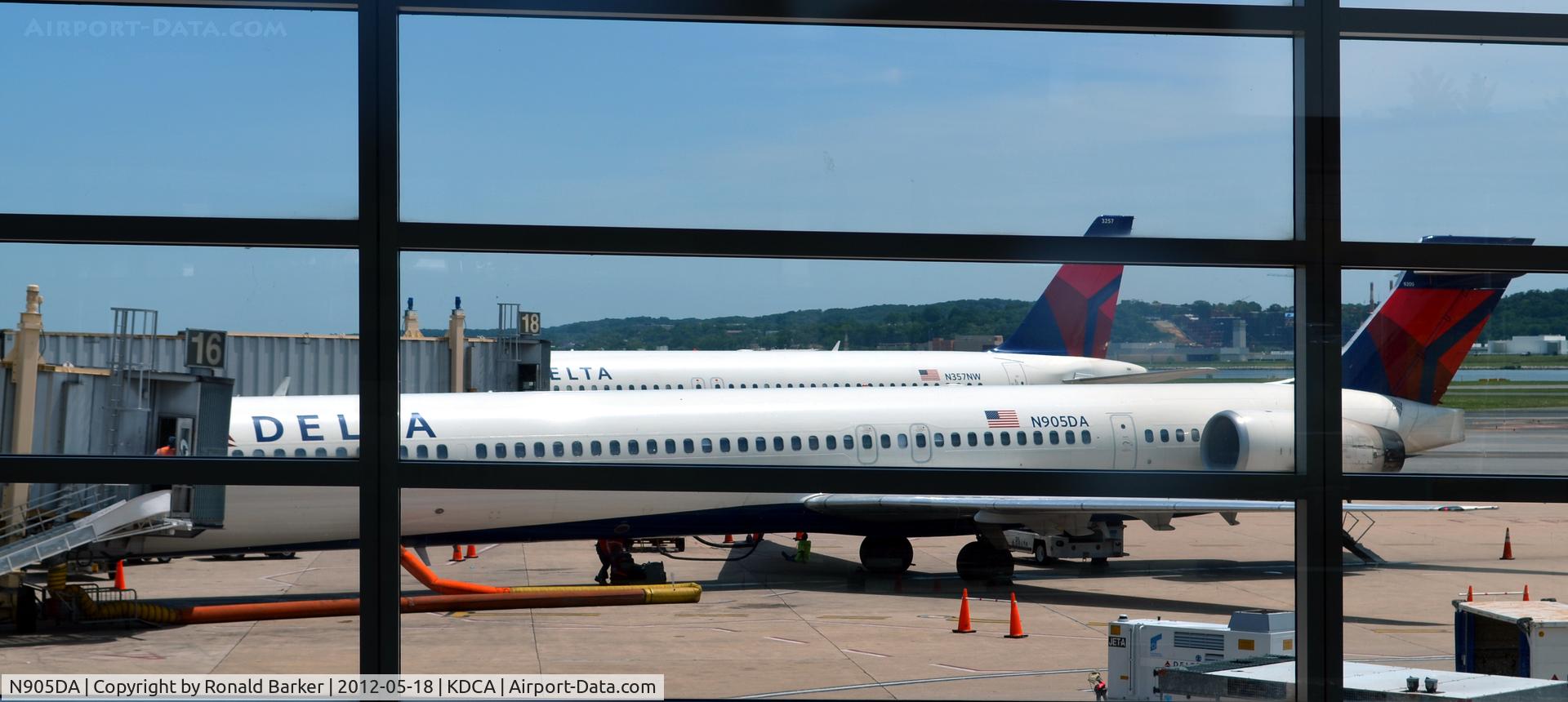 N905DA, 1995 McDonnell Douglas MD-90-30 C/N 53385, DCA, VA