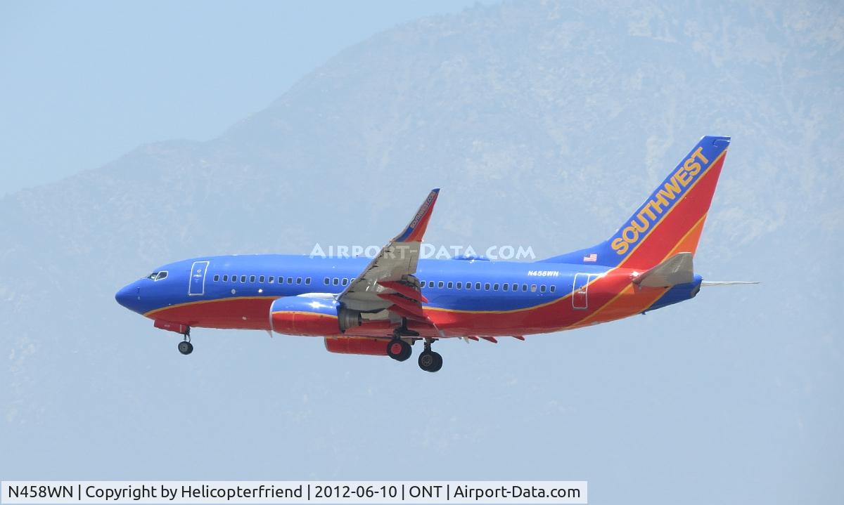 N458WN, 2004 Boeing 737-7H4 C/N 33857, On final approaching the outer fence