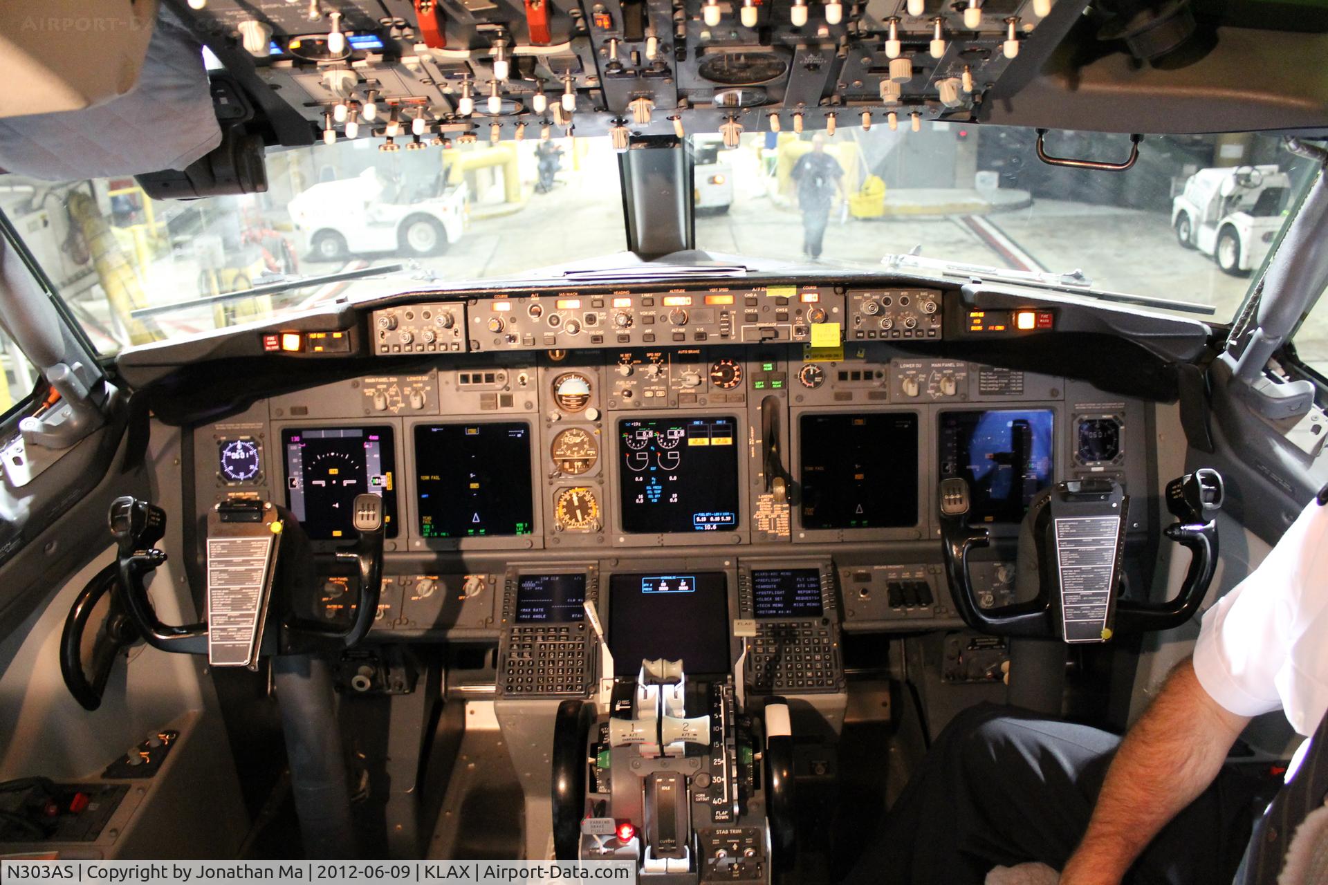 N303AS, 2001 Boeing 737-990 C/N 30016, Cockpit (: