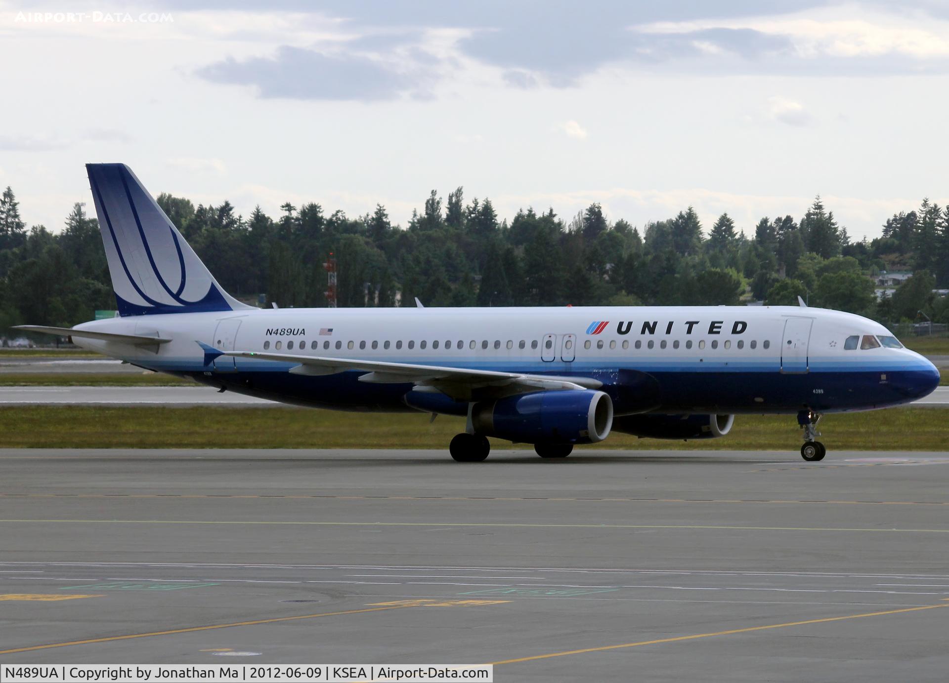 N489UA, 2002 Airbus A320-232 C/N 1702, Taxiing to gate