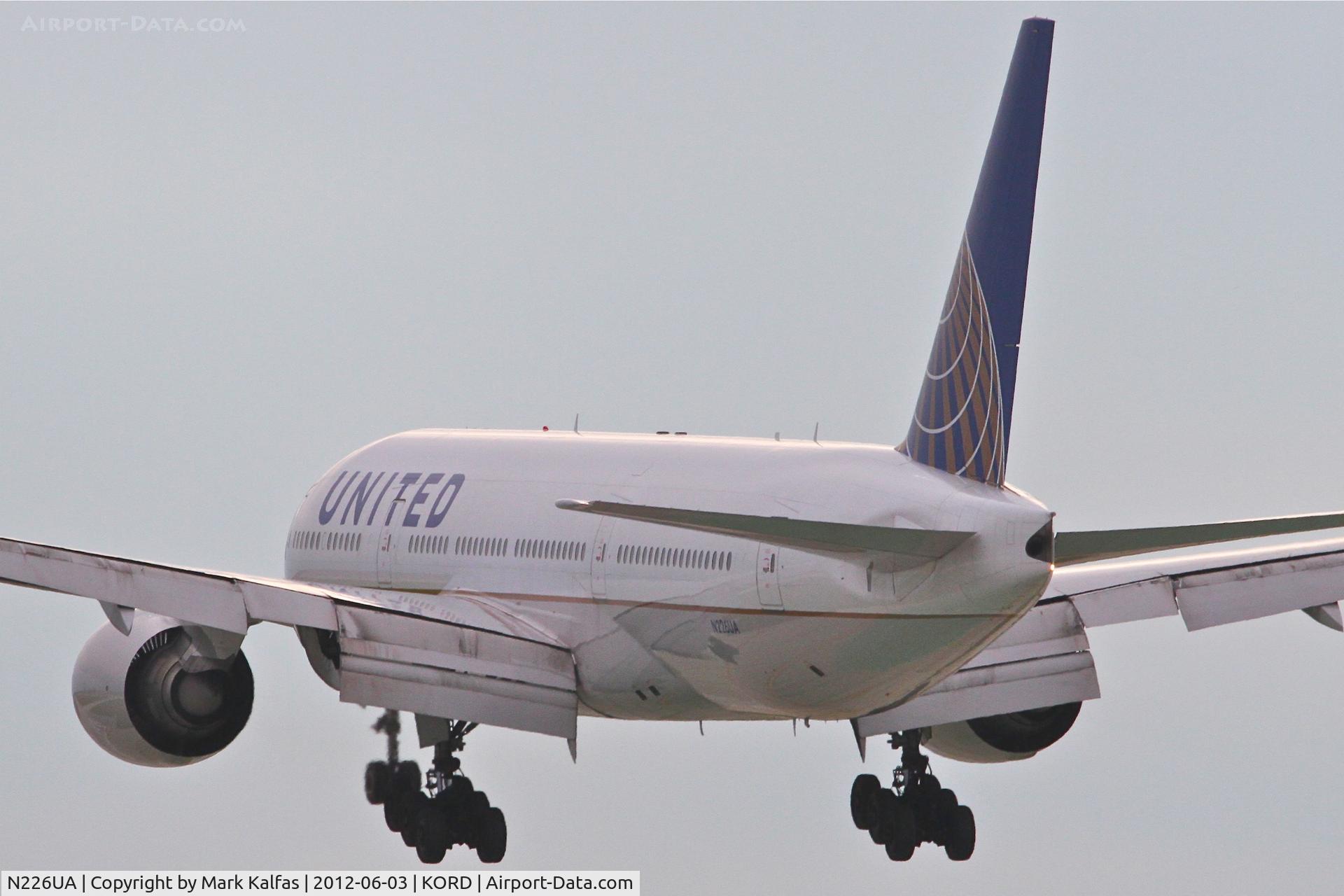 N226UA, 2002 Boeing 777-222 C/N 30226, United Airlines Boeing 777-222, UAL850 arriving from Beijing Capital Int'l /ZBAA, RWY 28 approach KORD.
