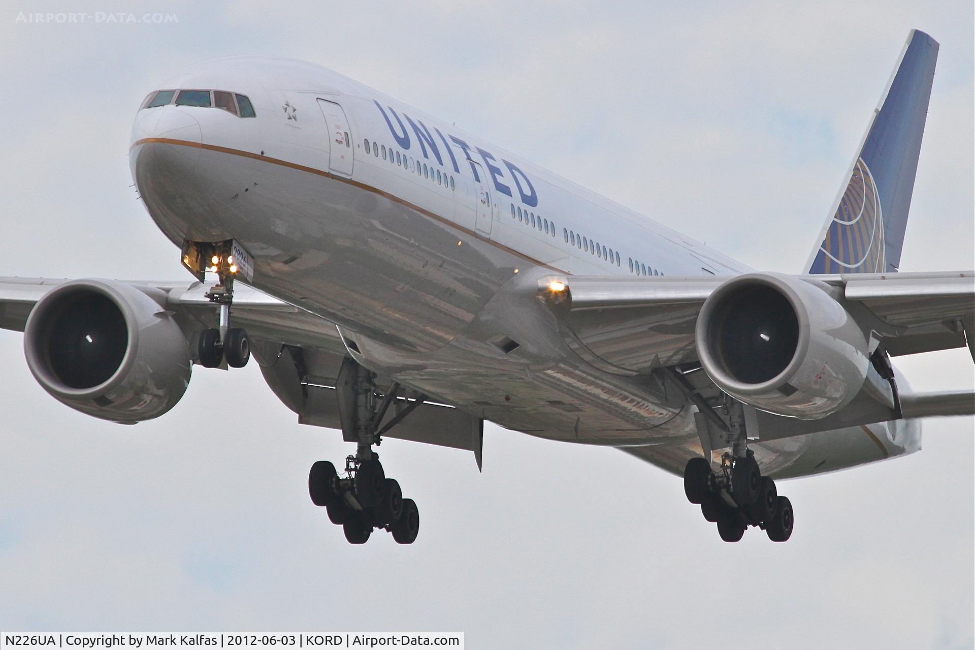 N226UA, 2002 Boeing 777-222 C/N 30226, United Airlines Boeing 777-222, UAL850 arriving from Beijing Capital Int'l /ZBAA, RWY 28 approach KORD.
