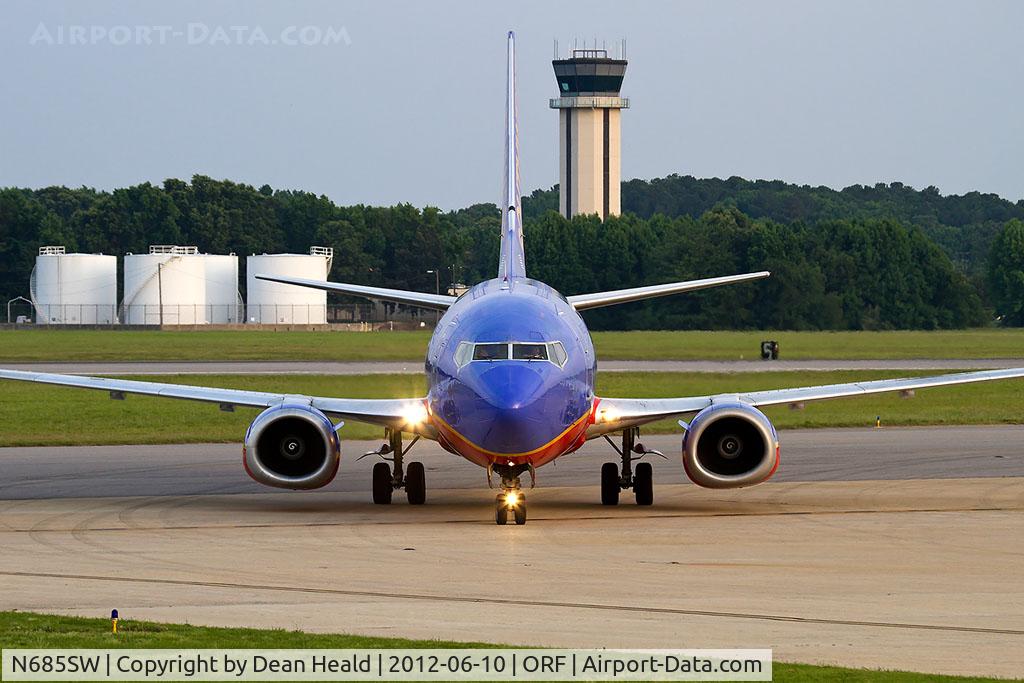 N685SW, 1986 Boeing 737-3Q8 C/N 23401, Southwest Airlines N685SW (FLT SWA504) taxiing to the gate after arrival on RWY 23 from Jacksonville Int'l (KJAX).