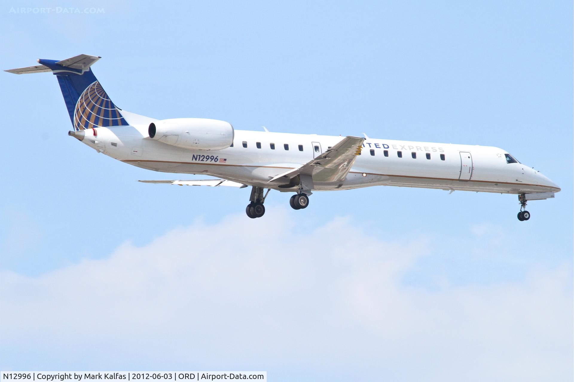 N12996, 2000 Embraer ERJ-145LR (EMB-145LR) C/N 145296, ExpressJet/United Express Embraer EMB-145LR, ASQ6045 arriving from KMEM, RWY 10 approach at O'Hare.