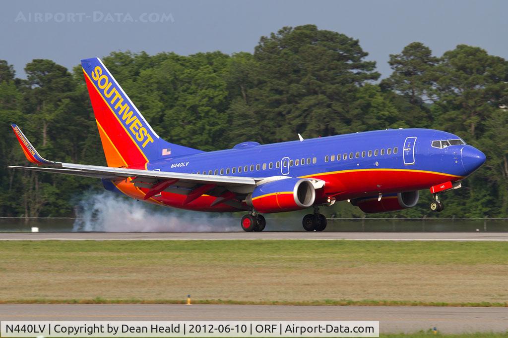 N440LV, 2003 Boeing 737-7H4 C/N 29835, Southwest Airlines N440LV (FLT SWA1289) from Nashville Int'l (KBNA) landing RWY 23. The bump on top of the fuselage was added sometime in 2011 and provides Wi-Fi capability for the passengers onboard.