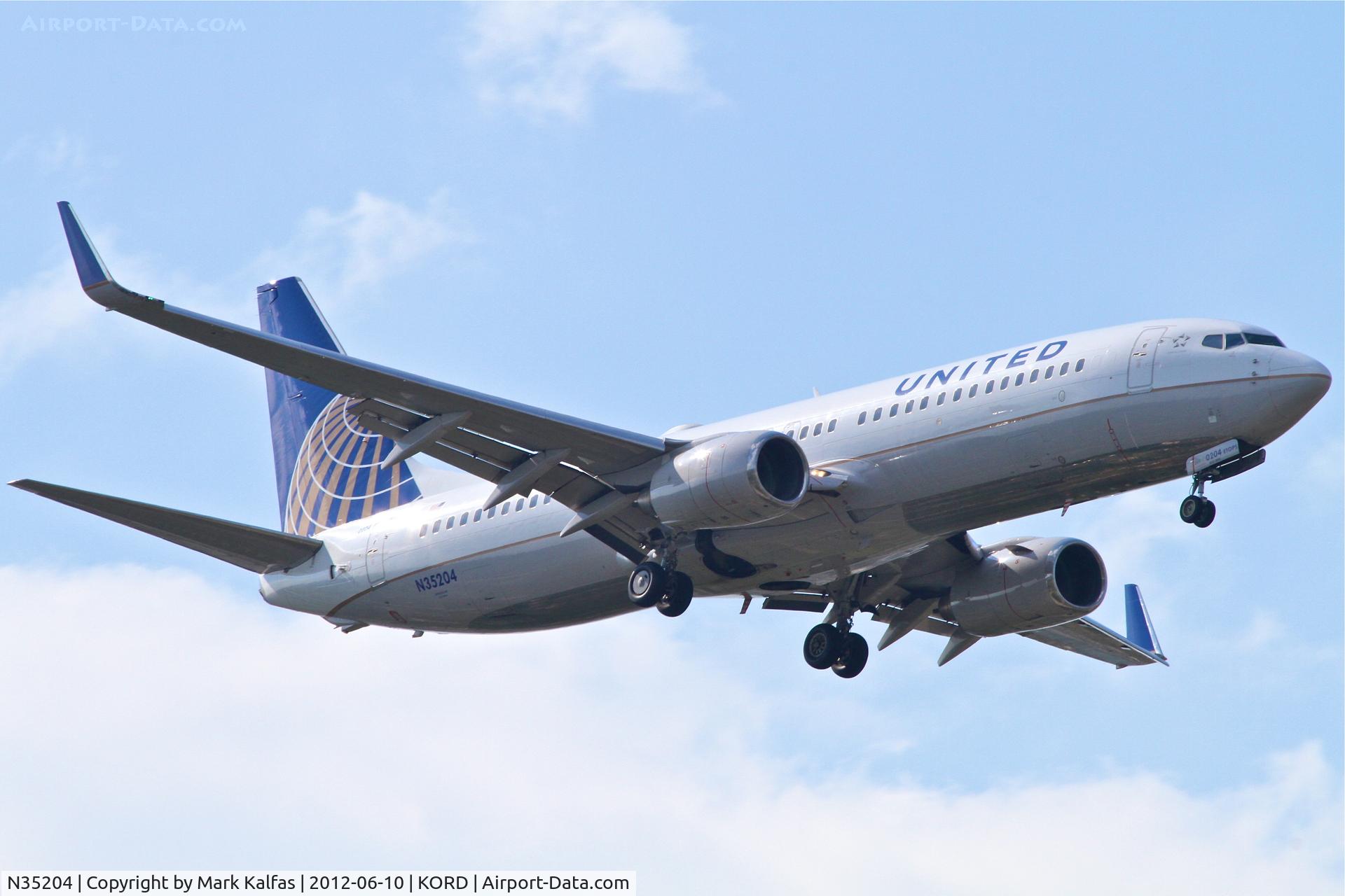 N35204, 2000 Boeing 737-824 C/N 30576, United Airlines  Boeing 737-824, UAL1511 arriving from Houston Bush Intercontinental /KIAH, RWY 10 approach KORD.