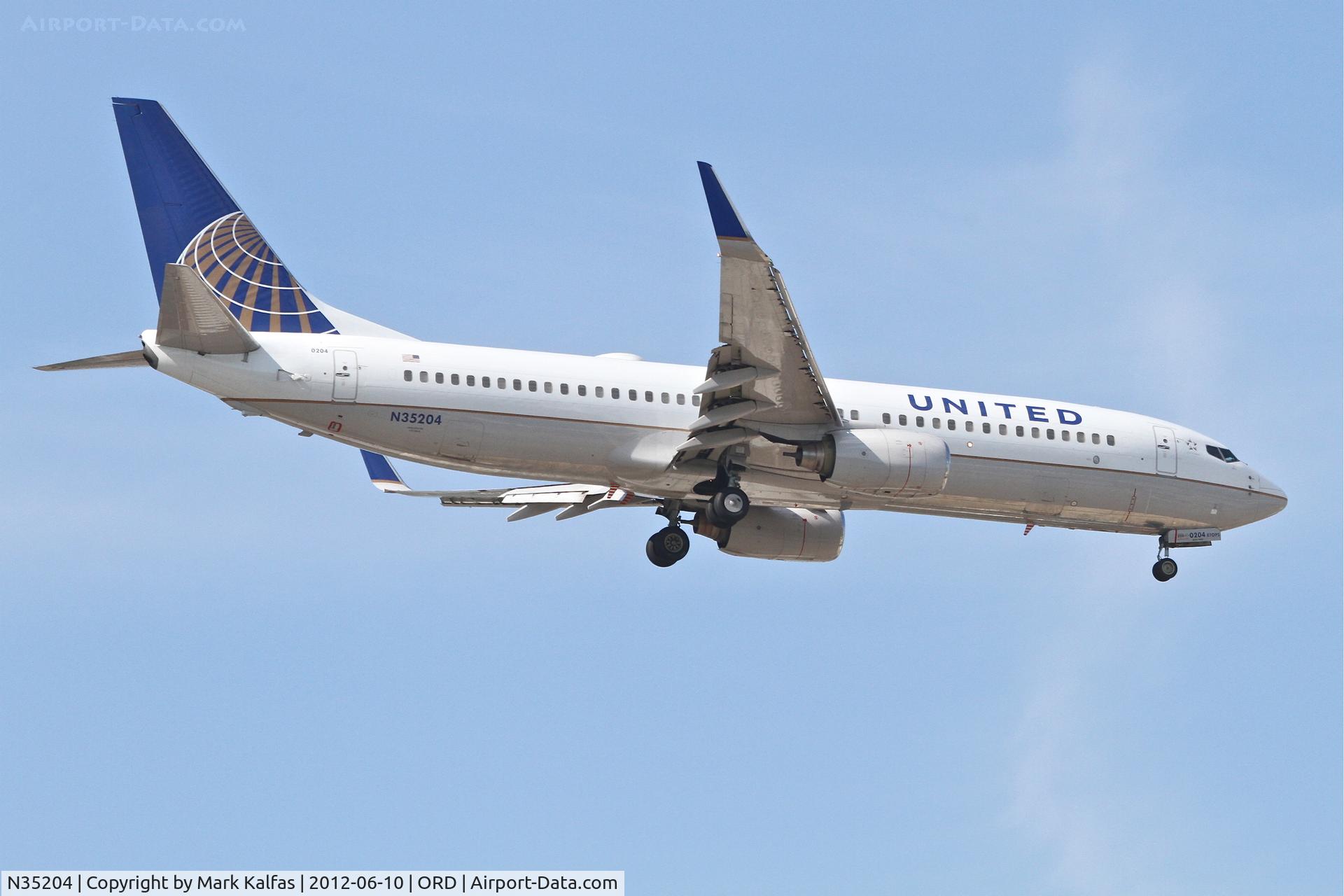 N35204, 2000 Boeing 737-824 C/N 30576, United Airlines Boeing 737-824, UAL1511 arriving from Houston Bush Intercontinental /KIAH, RWY 10 approach KORD.