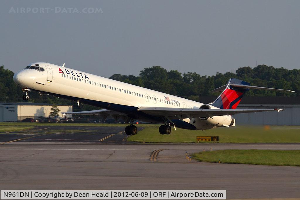 N961DN, McDonnell Douglas MD-90-30 C/N 53531, Delta Air Lines N961DN (FLT DAL1012) departing RWY 5 en route to Hartsfield-Jackson Atlanta Int'l (KATL). Acquired from China Southern Airlines by Delta in June 2011, this aircraft entered service with Delta on 5/24/2012, flying from Atlanta to Norfolk.
