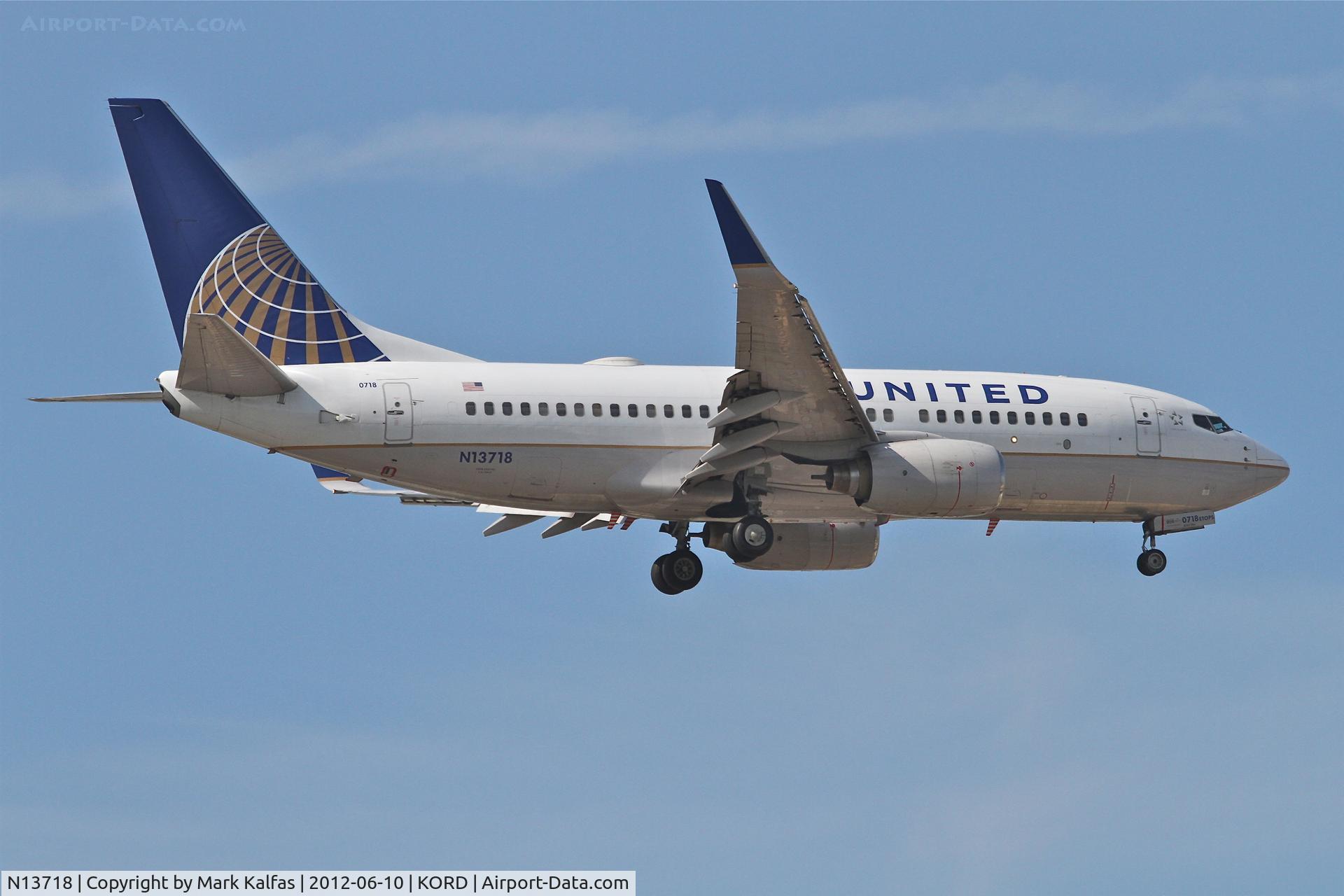 N13718, 1999 Boeing 737-724 C/N 28937, United Airlines Boeing 737-724, UAL1623 arriving from San Diego Int'l /KSAN, RWY 10 approach KORD.