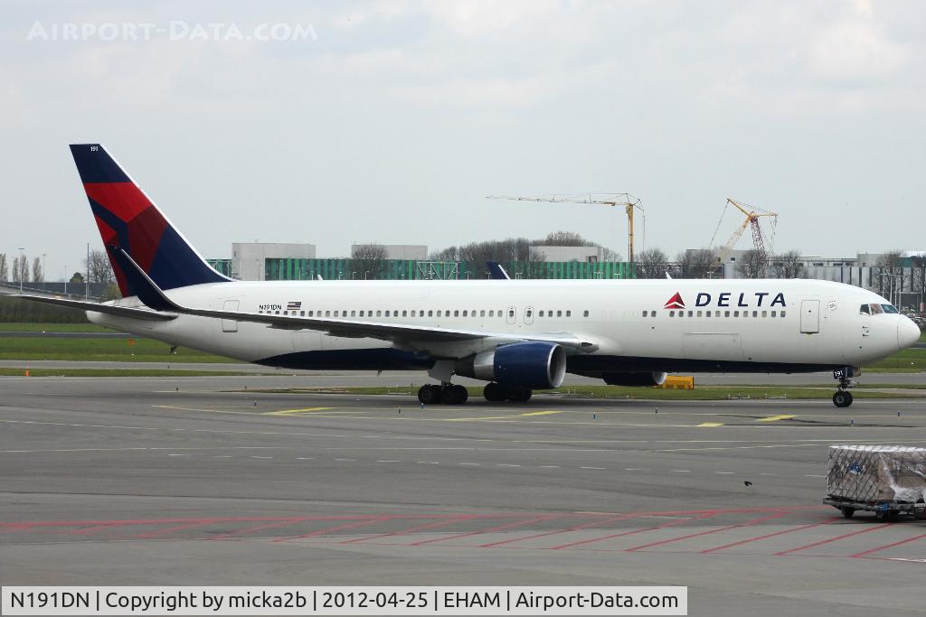 N191DN, 1997 Boeing 767-332 C/N 28448, Taxiing