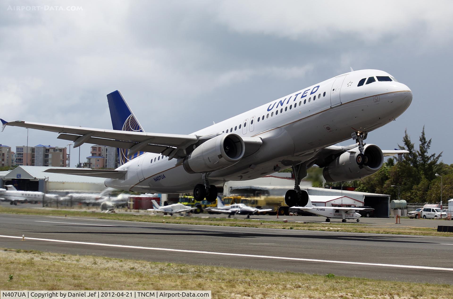 N407UA, 1994 Airbus A320-232 C/N 456, N407UA