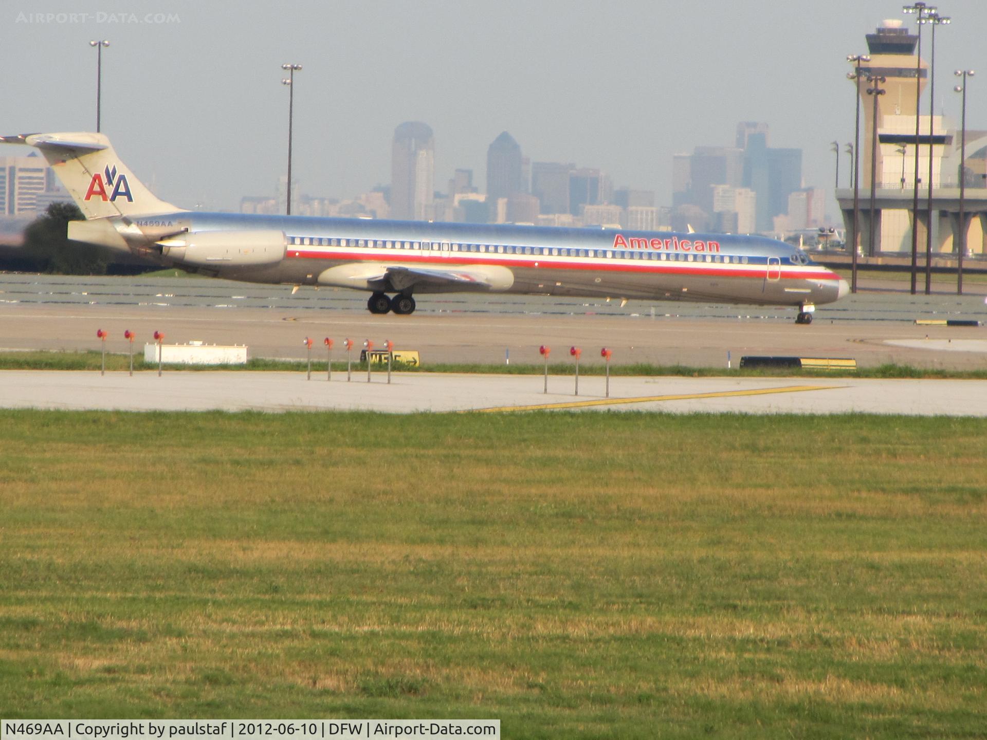N469AA, 1988 McDonnell Douglas MD-82 (DC-9-82) C/N 49599, DFW awaiting takeoff