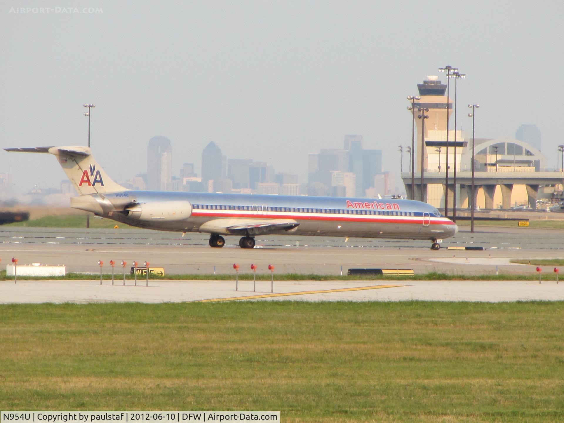 N954U, 1987 McDonnell Douglas MD-82 (DC-9-82) C/N 49426, Awaiting takeoff, DFW