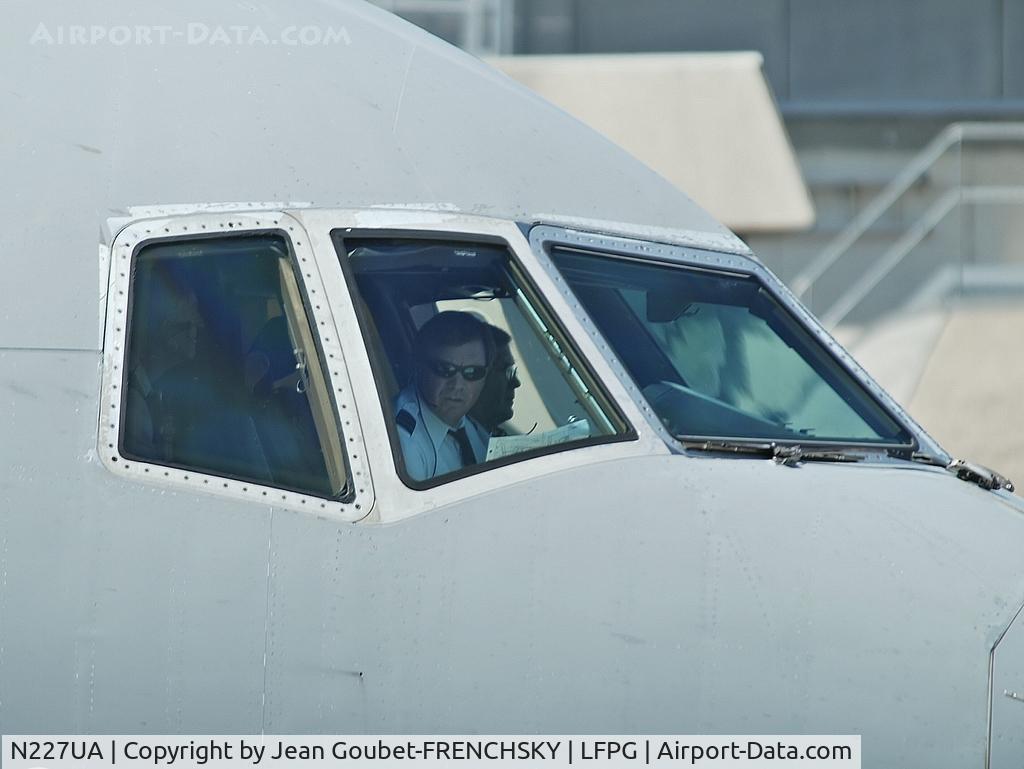N227UA, 2002 Boeing 777-222 C/N 30555, departure CDG T1