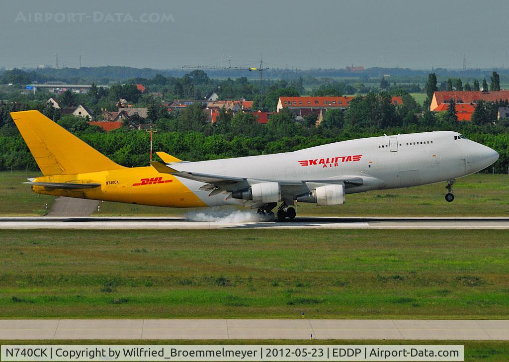 N740CK, 1989 Boeing 747-4H6 C/N 24405, Smoky touch down on Runway 08L at Leipzig.