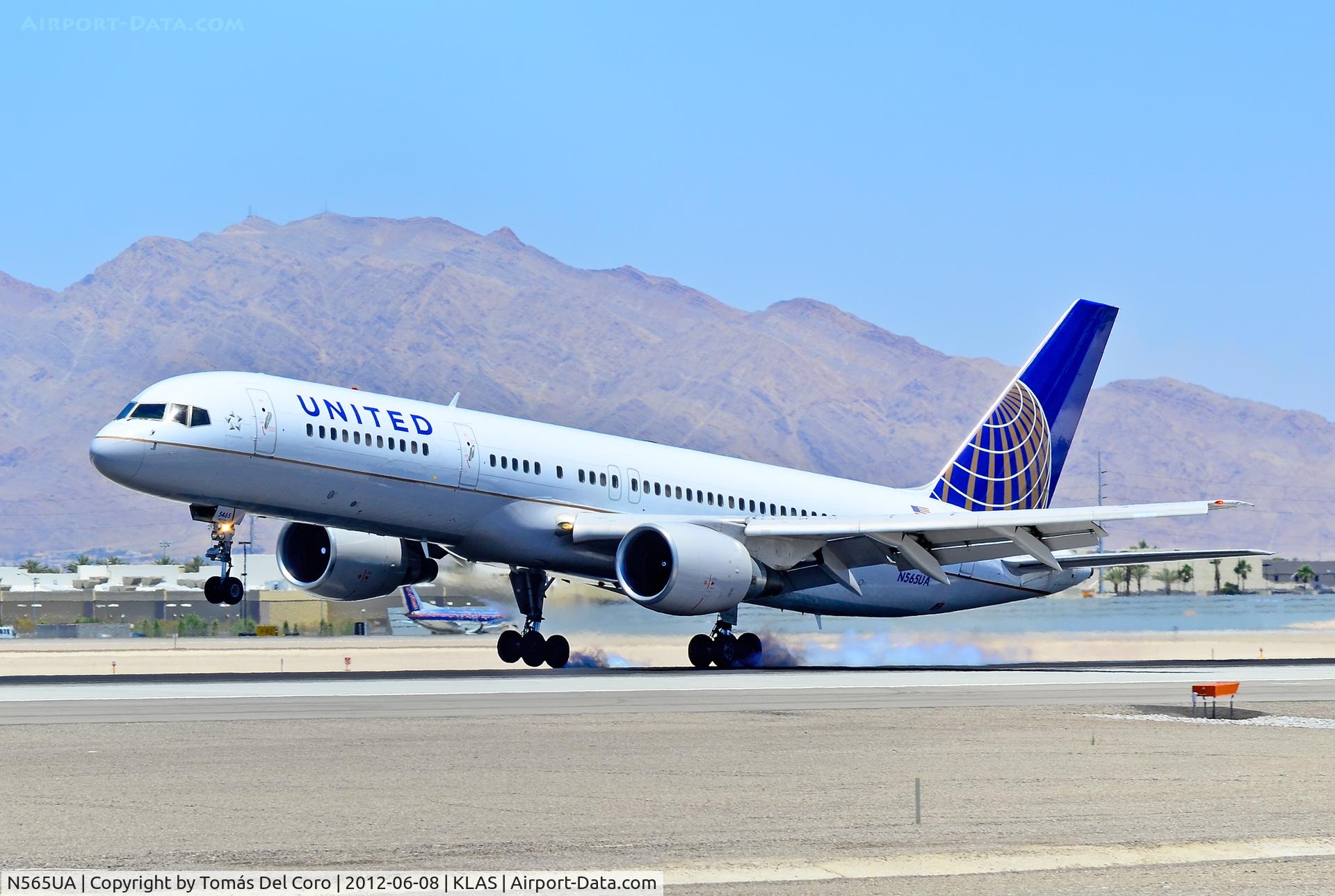 N565UA, 1992 Boeing 757-222 C/N 26669, N565UA United Airlines 1992 Boeing 757-222 / 5465 (cn 26669/492)

- Las Vegas - McCarran International (LAS / KLAS)
USA - Nevada, June 8, 2012
Photo: Tomás Del Coro
