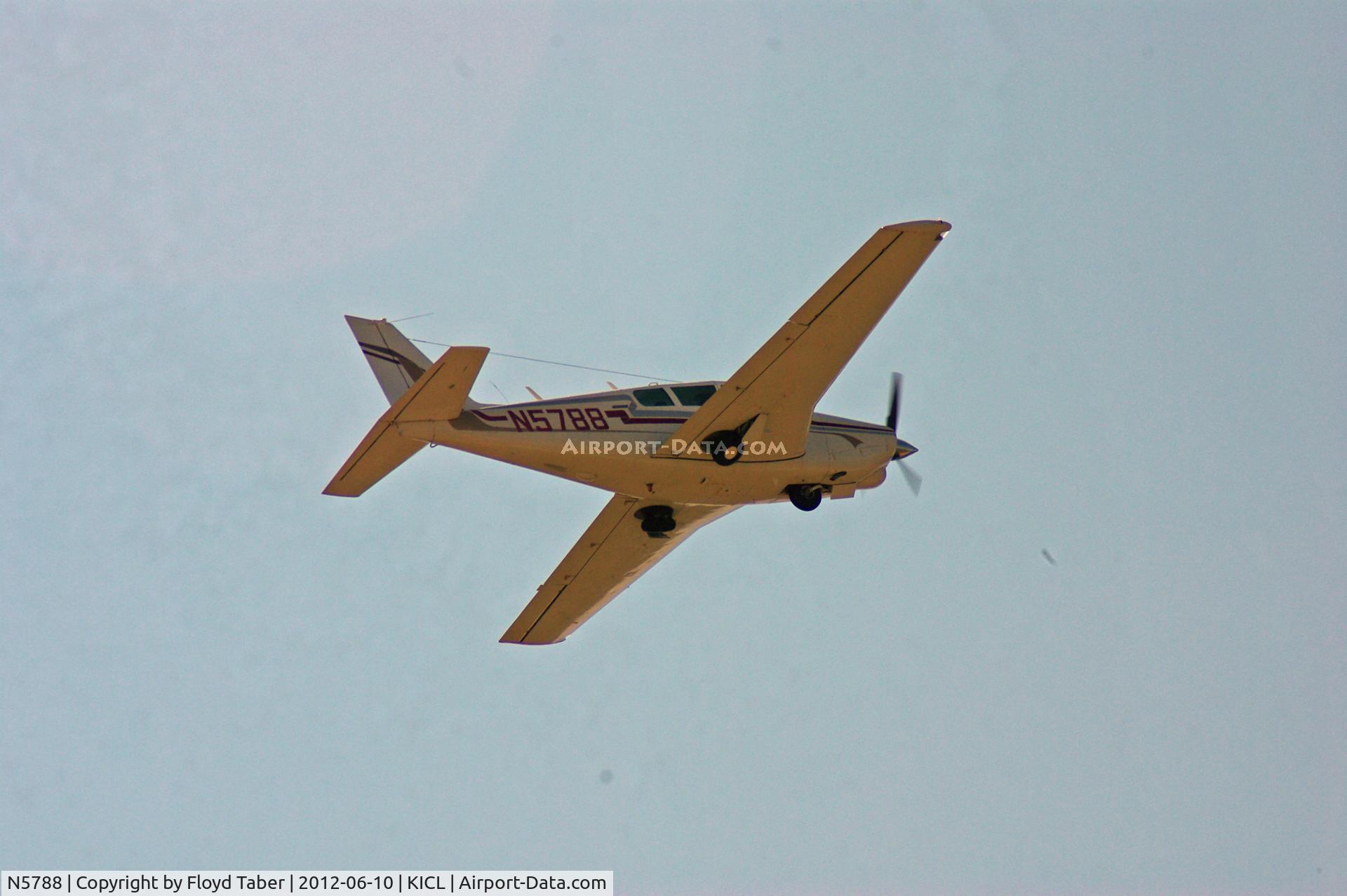 N5788, 1966 Piper PA-24-260 Comanche C/N 24-4580, Departing the Clarinda Flight Breakfast