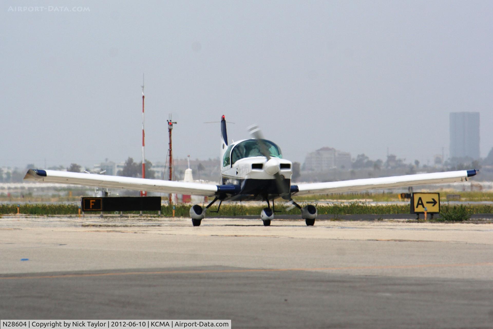 N28604, 1978 Grumman American AA-5B Tiger C/N AA5B0701, Taxiing to the ramp