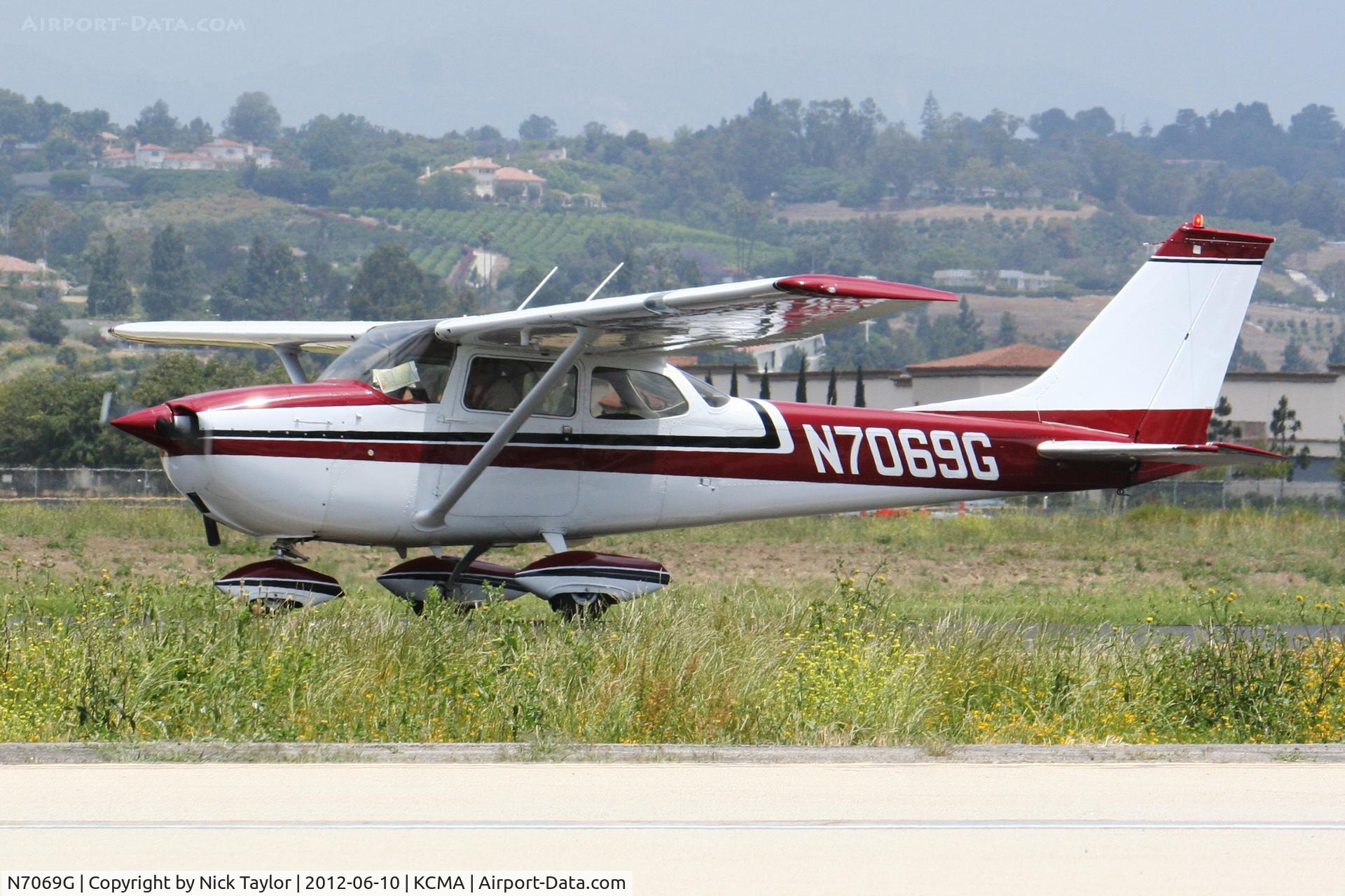 N7069G, 1969 Cessna 172K Skyhawk C/N 17258769, Taxiing to 26