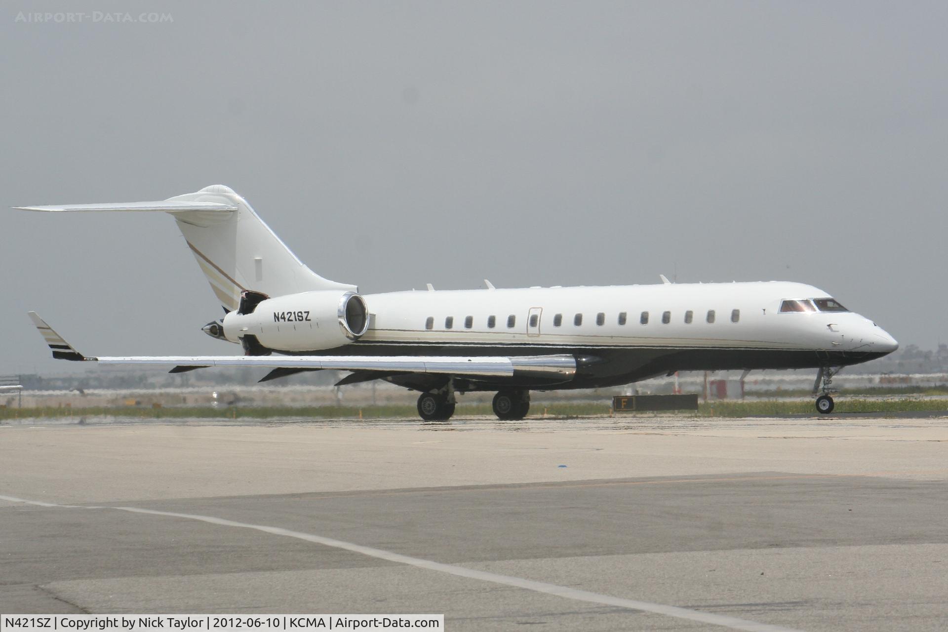 N421SZ, 2007 Bombardier BD-700-1A10 Global Express C/N 9239, Taxiing for departure