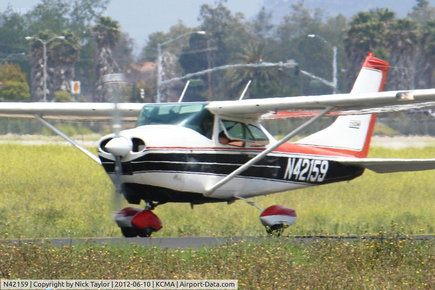N42159, 1968 Cessna 182L Skylane C/N 18258881, Taxiing for departure