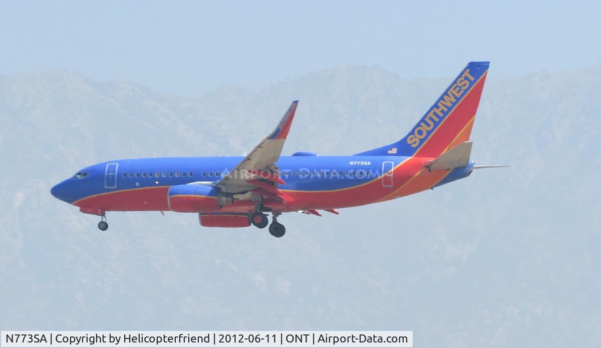 N773SA, 2000 Boeing 737-7H4 C/N 27881, Approaching the outer fence