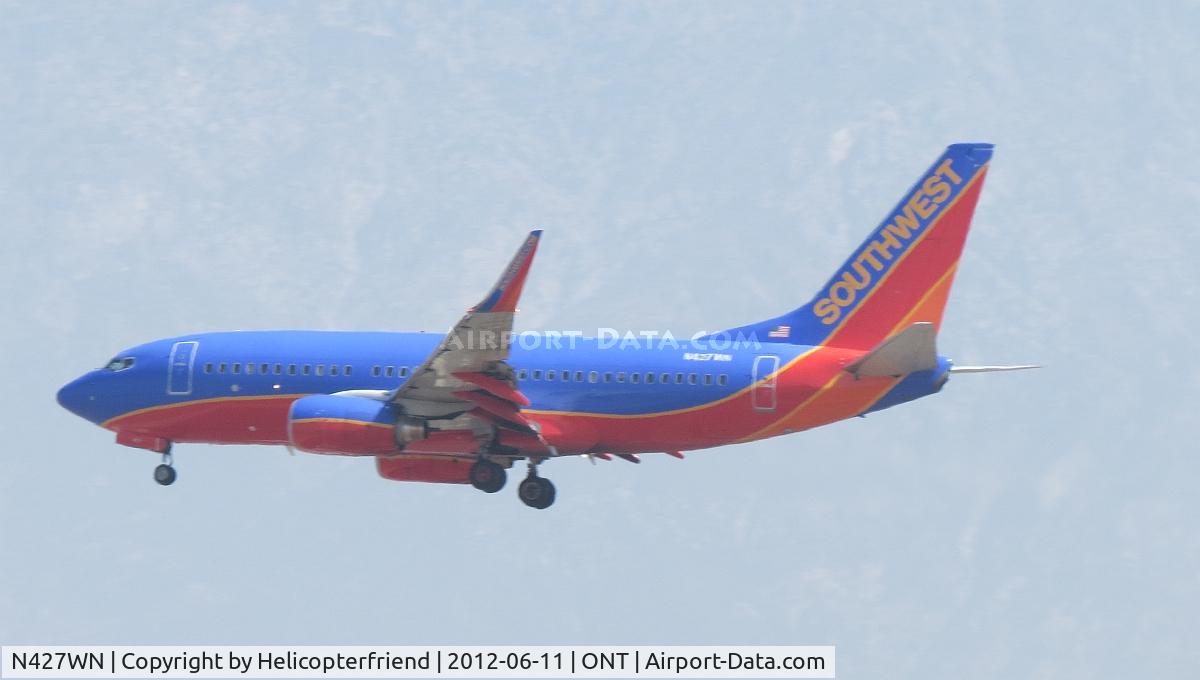 N427WN, 2002 Boeing 737-7H4 C/N 29831, Approaching the outer fence