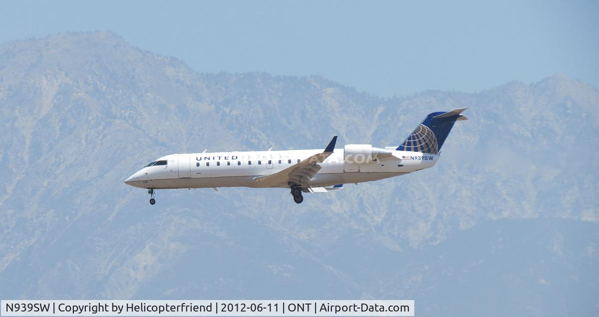 N939SW, 2003 Bombardier CRJ-200LR (CL-600-2B19) C/N 7742, On final for 26R