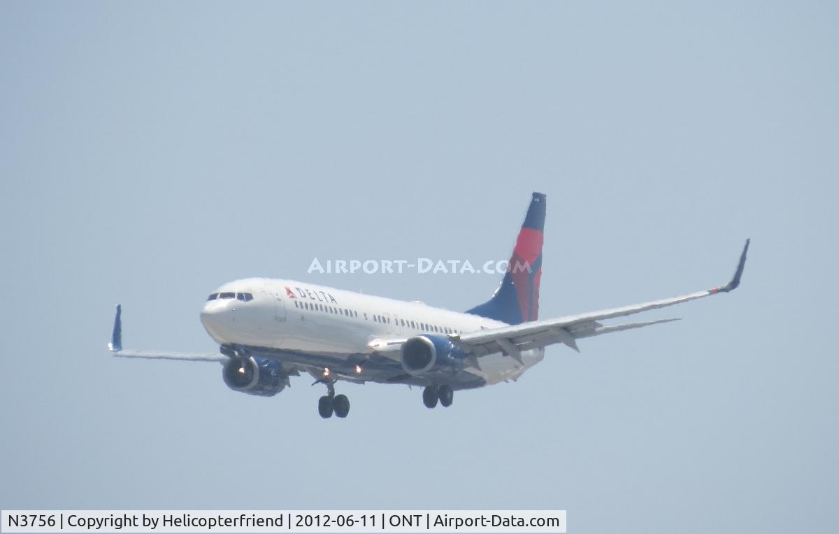 N3756, 2001 Boeing 737-832 C/N 30493, On 1/2 mile final for 26R