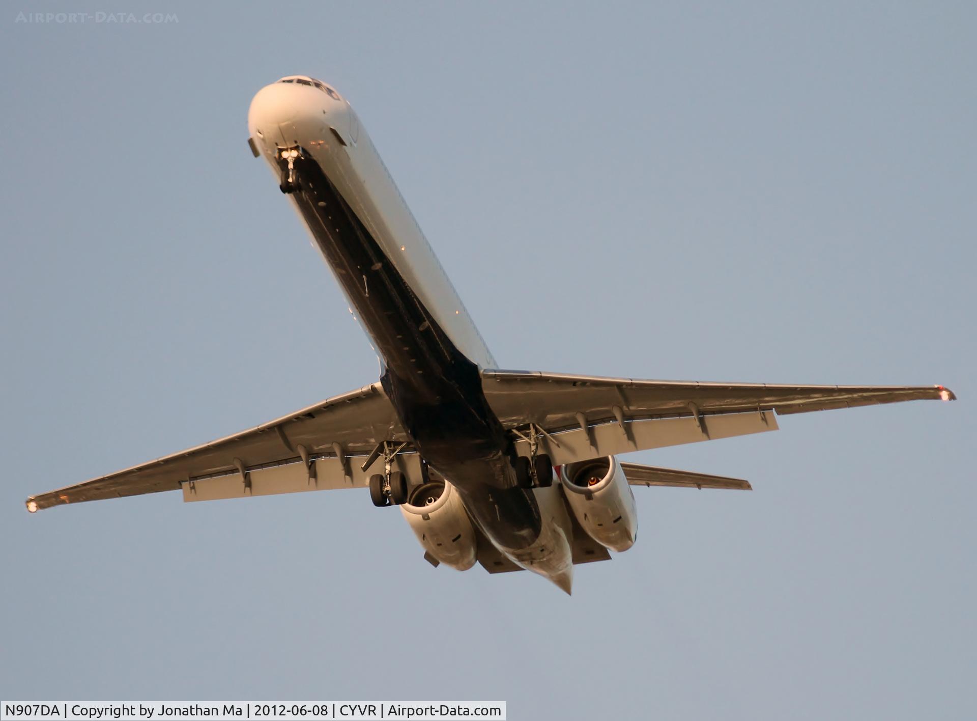N907DA, 1995 McDonnell Douglas MD-90-30 C/N 53387, Dusk arrival